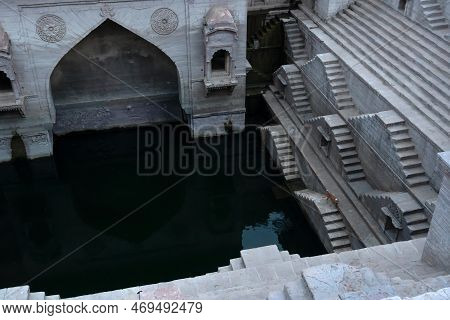 Toorji's Step Well, Toorji Ki Jhalara, Toorj Ki Jhalra, Was Built In 1740s.hand Carved Step Well Bul