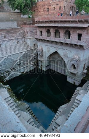 Toorji's Step Well, Toorji Ki Jhalara, Toorj Ki Jhalra, Was Built In 1740s.hand Carved Step Well Bul
