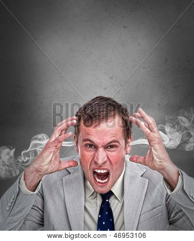 Hombre de negocios de cabeza caliente gritando sobre fondo gris con espacio de copia