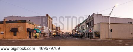 El Reno, Oklahoma, Usa - October 17, 2022: The Old Business District On Bickford Avenue