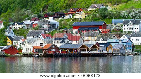 Landsbyen og havudsigt på bjergene i Geiranger Fjord, Norge