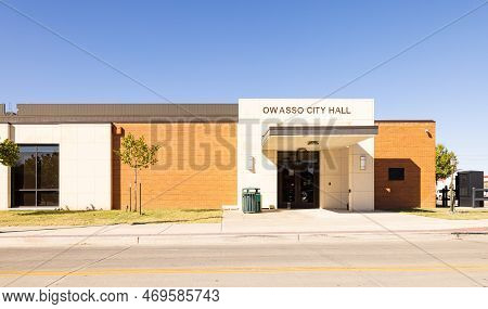 Owasso, Oklahoma, Usa - October 18, 2022: The Owasso City Hall