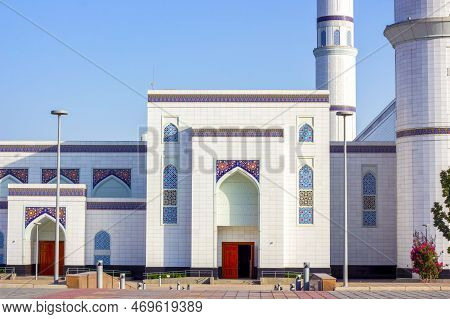 Dushanbe, Tajikistan - August 11, 2022: White Building Of Central Cathedral Mosque Of Dushanbe With 
