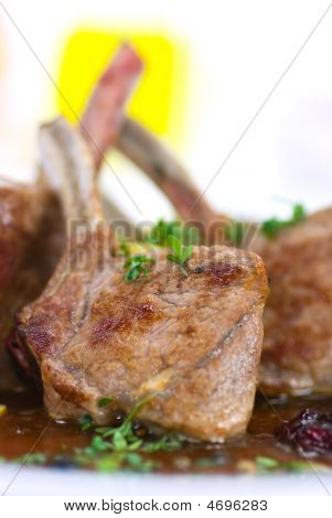 Close Up foto di un agnello arrosto-filetto e verdure
