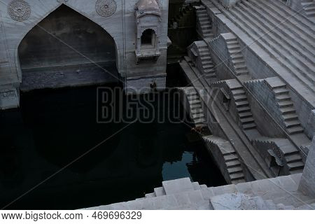 Toorji's Step Well, Toorji Ki Jhalara, Toorj Ki Jhalra, Was Built In 1740s.hand Carved Step Well Bul