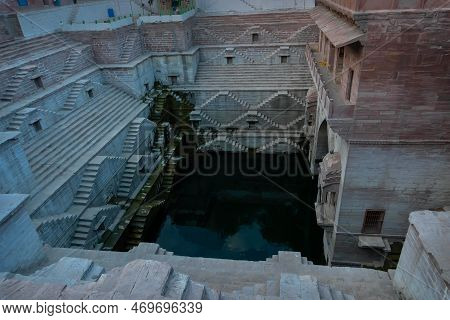 Toorji's Step Well, Toorji Ki Jhalara, Toorj Ki Jhalra, Was Built In 1740s.hand Carved Step Well Bul