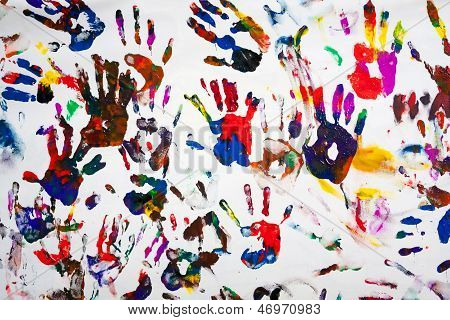 impronte di mani colorate le mani su una tela bianca