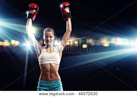 Jovens bonitas mulher de boxeador pé em flashes de luz