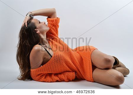 красивая женщина в оранжевый свитер