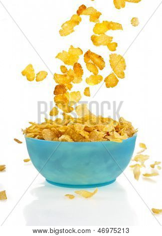 flocos de milho caindo no Bowl isolado sobre o fundo branco
