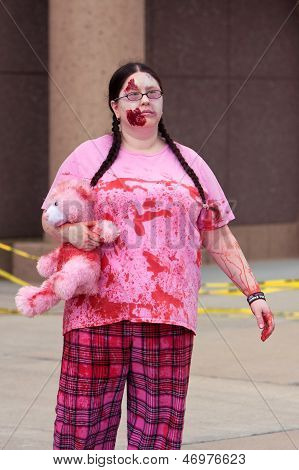 Weibliche Untote irrt herum In Atlanta Zombie Run