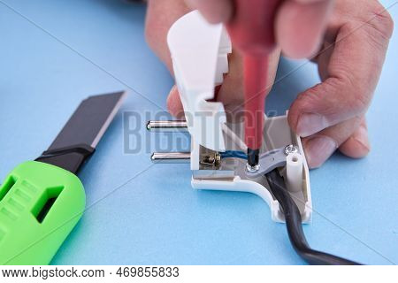 Dismountable Electrical Plug For An Electric Cord Is Assembled With Screwdriver.