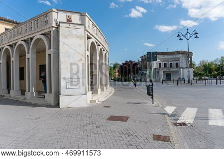 Tresigallo,italy-may 2, 2021:strollin Among The Porch In Tresigallo During A Cloudy Day