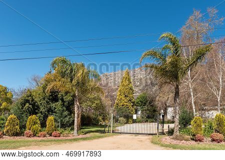 Koue Bokkeveld, South Africa - Sep 9, 2022: Entrance To A Farm House On Road R303 In The Koue Bokkev