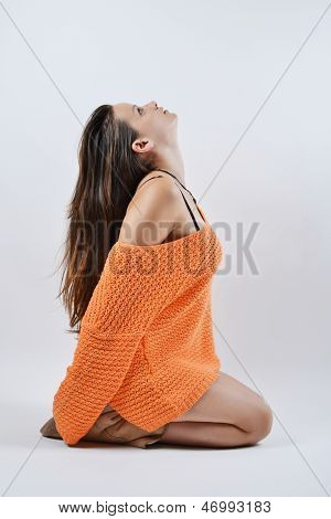 красивая женщина в оранжевый свитер