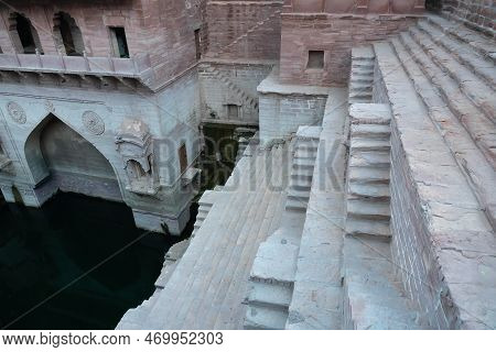 Toorji's Step Well, Toorji Ki Jhalara, Toorj Ki Jhalra, Was Built In 1740s.hand Carved Step Well Bul