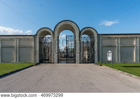 Tresigallo,italy-may 2, 2021:strollin Among The Historical Buildings In Tresigallo During A Cloudy D