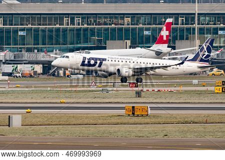Zurich, Switzerland, January 20, 2023 Lot Polish Airlines Embraer E-195ar Aircraft Departing From Ru