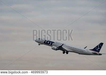 Zurich, Switzerland, January 20, 2023 Lot Polish Airlines Embraer E-195ar Aircraft Departing From Ru