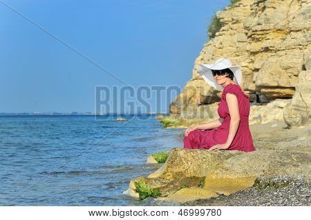 Porträt der jungen Frau am Strand