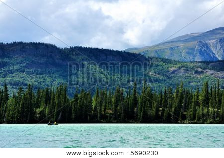 In canoa sul lago di spirito, territorio dello Yukon, Canada