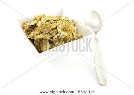 흰 그릇에 밀기 울 조각