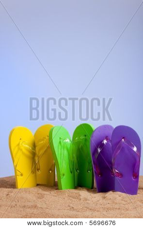 Sandali flip-flop colorato su una spiaggia di sabbia