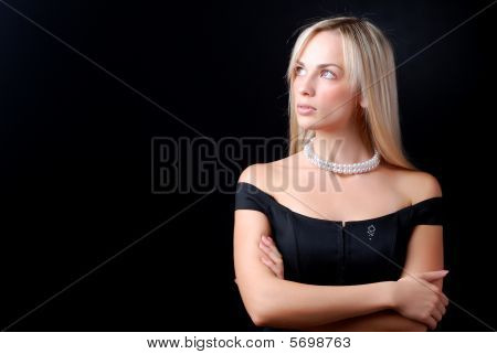 schöne, junge Frau und Perlenkette