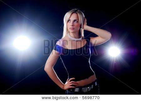 schöne, junge Frau und Perlenkette