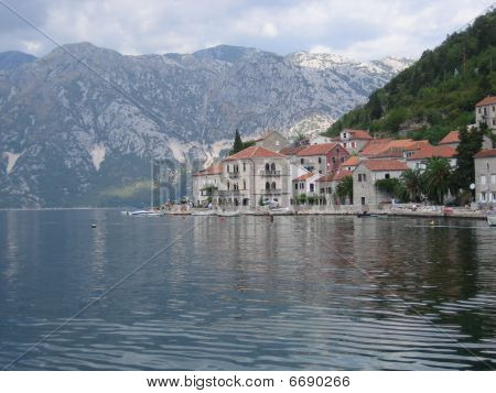 Bild 040dobrota Montenegro, in der Bucht in der Nähe die noble antike Stadt von Kotor, Bucht von kotor