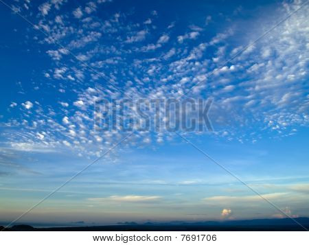 Nuvens brancas de céu azul