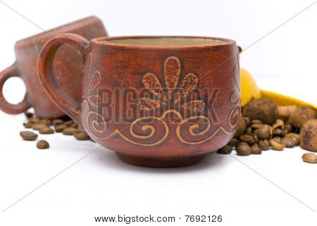Taza de café en el fondo blanco