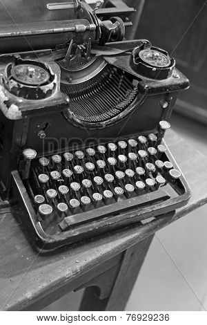 black rusty typewriter with white keys very old keyboard