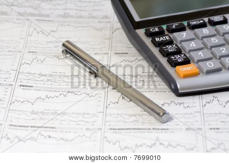 ปากกา เครื่องคิดเลข และหนังสือพิมพ์