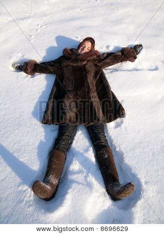 Ragazza sdraiata nella neve