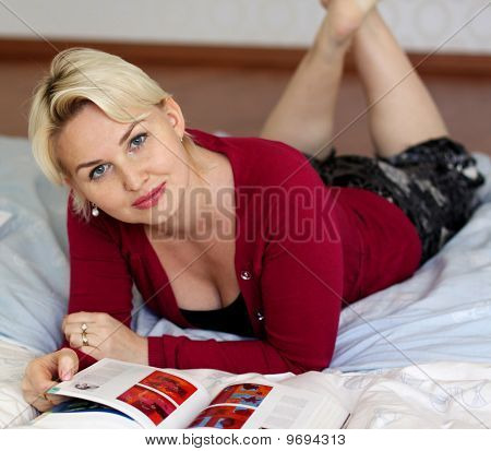 女性の雑誌を読んで