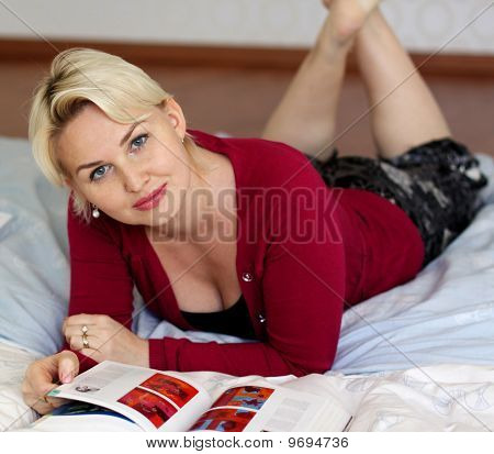 女性の雑誌を読んで