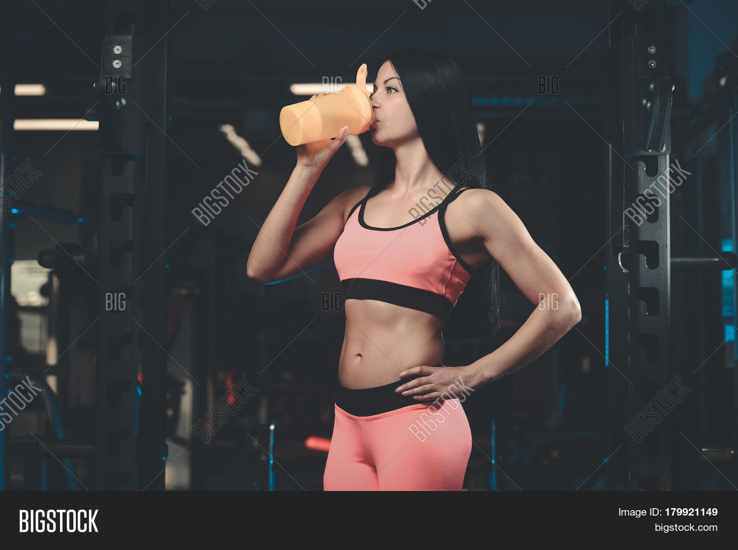 Женщина тренируется. Занятие спортом. Девушка и фитнес. Спортивная девушка с едой. Девушка пьет протеин.