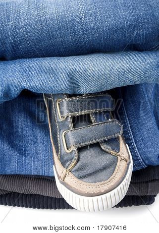 chaussures de casual enfants roulés derrière les pantalons en denim bleu plié