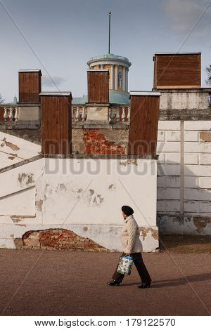 Woman in the background of the monument of architecture. A woman with a bag goes and looks at the monument of architecture Russisa.
