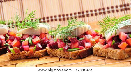 Sandwiches mit Roggenbrot, Hering und Gemüse