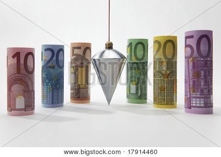 Sroloval Euro bankovky s olovnice na bílém pozadí