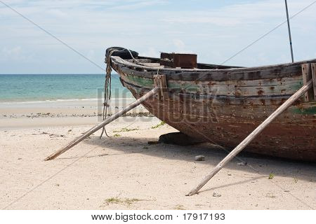 Barco de pesca na praia