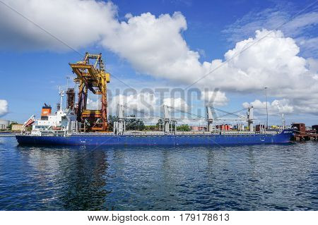 Labuan,Malaysia-Mac 25,2017:A large bulk carrier supplying iron ore being unloaded in Steel Mill Plant port at Labuan,Malaysia on 25th Mac 2017.