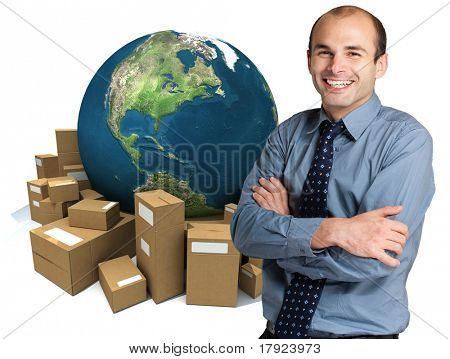 Bir Dünya Haritası ile paketleri zemin üzerine bir yığını ile mutlu işadamı