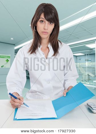 ดูแลในโต๊ะที่ห้องประชุมโรงพยาบาลหญิงสาวพยาบาล