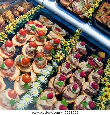 Billeder med forskellige slags? pintxos? typisk spansk forretter