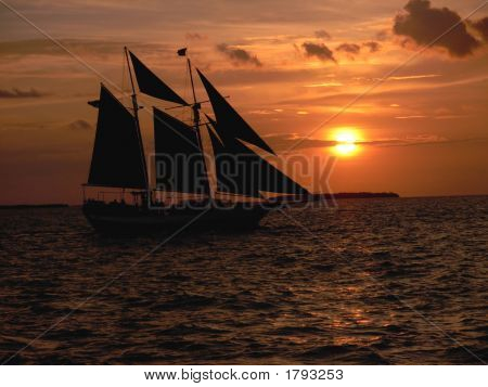 Silhouette du voilier Sunset orange