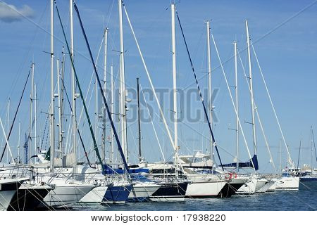 Marina i Denia, Alicante, Spanien. Smukke både, blå solrig himmel