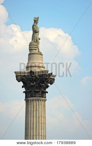 Detail pískovcová socha od Edward Hodges Baily nad Nelsonův sloupec, Trafalgar Square, L